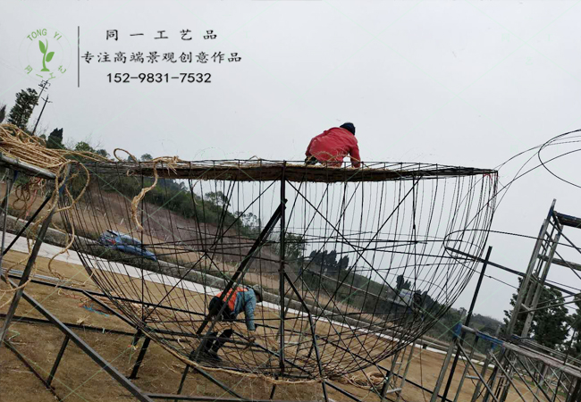 稻草工藝品大型水果造型現(xiàn)場制作中