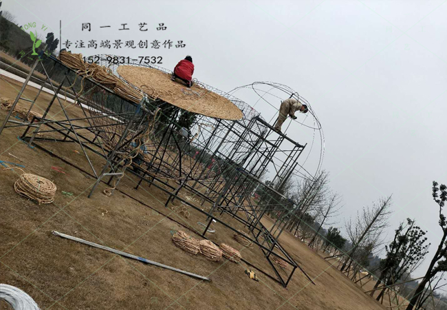 稻草工藝品大型水果造型現(xiàn)場制作中